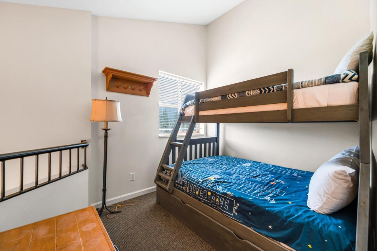 Tyndall Stone Lodge By Cozystay Signature Whistler Eksteriør billede